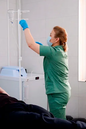 Врач ставит капельницу